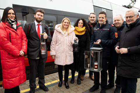 Landtagspräsidentin Mag.a Astrid Eisenkopf, Thomas Baker (ÖBB), Landesrätin Mag.a (FH) Daniela Winkler, 2. Vizebürgermeisterin Charlotte Toth-Kanyak, Christof Hermann (ÖBB Personenverkehr AG, Regionalmanager Region Ost) und Eisenstadts Bürgermeister, Landtagsabgeordneter Mag. Thomas Steiner (r.) mit Kollegen von der Freiwilligen Feuerwehr Eisenstadt und dem Friedenslicht.