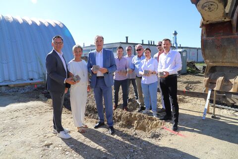Soziallandesrat Leonhard Schneemann mit den Verantwortlichen und Ausführenden bei der Grundsteinlegung auf der Baustelle in Neudörfl.