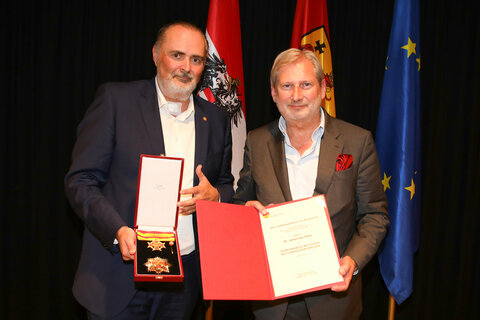 EU-Kommissar Johannes Hahn, Komturkreuz mit Stern, mit Landeshauptmann Hans Peter Doskozil
