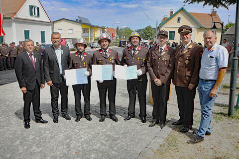 Bürgermeister Herbert Schedl, Landesrat Mag. Heinrich Dorner, Löschmeister (LM) Roman Stampf, Löschmeister (LM) Werner Franz Tschanitsch, Hauptfeuerwehrmann (HFM) Martin Erhardt, Feuerwehrkommandant OBI (Oberbrandinspektor) Florian Paul, Landesfeuerwehrkommandant-Stellvertreter und Bezirksfeuerwehrkommandant von Oberpullendorf, OBR (Oberbrandrat) Martin Reidl und Vizebürgermeister Ing. Johann Plemenschits (v.l.).