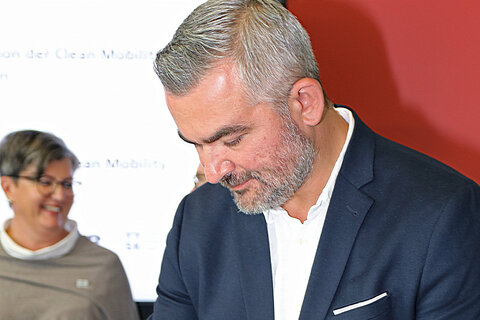 Infrastrukturlandesrat Heinrich Dorner unterzeichnete die grenzüberschreitende Kooperationsvereinbarung.