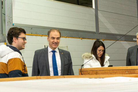 Wirtschaftslandesrat Dr. Leonhard Schneemann besuchte das junge Unternehmen Güssinger Garnelen. Dabei führte Schneemann interessante Gespräche mit Geschäftsführer Georg Ofner (Foto 1, v.l.).