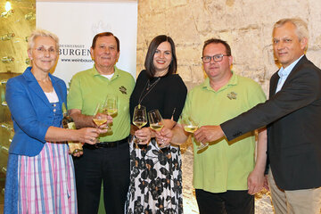 Präsentierten neuen Jahrgang von „Mein Welschriesling“ im Keller der Weinbauschule Burgenland in Eisenstadt: v.l.: LWFS-Direktorin Eva Ackerl, „Mein Welschriesling“-Produzent und Projekt-Initiator Franz Ackerl, Kleinhöflein, LRin Astrid Eisenkopf, „Mein Welschriesling“-Produzent Jürgen Zechmeister, Kleinhöflein, Dir. DI Martin Burjan, Bundesamt für Weinbau