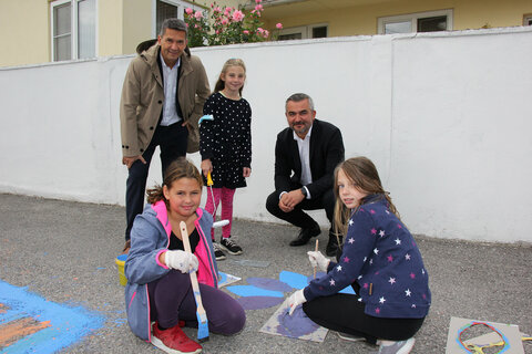 Auch die Kinder der Volksschule Siegendorf nahmen am diesjährigen Straßenmalwettbewerb "Blühende Straßen" teil und wurden dabei von Verkehrslandesrat Heinrich Dorner, Bürgermeister Rainer Porics, Marktgemeinde Siegendorf, Vizebürgermeisterin, LT-Abgeordnete Rita Stenger, Marktgemeinde Siegendorf, Tina Wurm, Mobilitätszentrale Burgenland, und Direktorin Silvia Mühlgaszner tatkräftig unterstützt