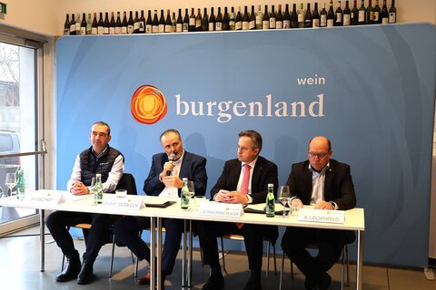präsentierten Details zur Wertschöpfung durch Wein im Burgenland: (v.l.) Wein Burgenland Obmann Herbert Oschep, Landeshauptmann Hans Peter Doskozil, Weinbaupräsident NR Johannes Schmuckenschlager, Weinbaupräsident Burgenland Andreas Liegenfeld.