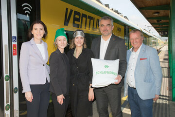 Landesrat Mag. Heinrich Dorner (2.v.r.), Generaldirektor-Stvin Dr. Hana Dellemann (links im Bild) und Neufelds Bürgermeister Michael Lampel (Raaberbahn, im Bild rechts) bei der Präsentation klimaschonender Maßnahmen für die Ventus-Züge der Raaberbahn.