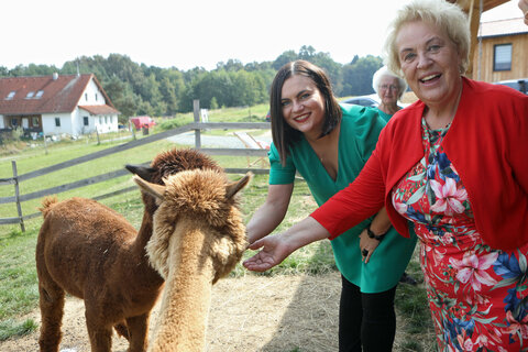 Landeshauptmann-Stellvertreterin Astrid Eisenkopf und Landtagspräsidentin Verena Dunst mit Alpakas am Biohof Pomper in Neuberg.