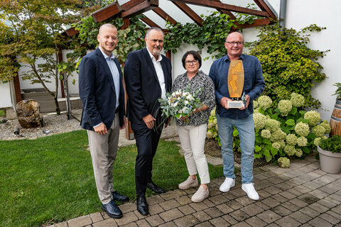 Landeshauptmann Hans Peter Doskozil und Nationalratsabgeordneter Bürgermeister Maximilian Köllner beglückwünschen Hans Tschida und seine Frau Lisa zum zehnten Sieg bei der internationalen Süßweintrophäe „Sweetweinemaker of the Year“.