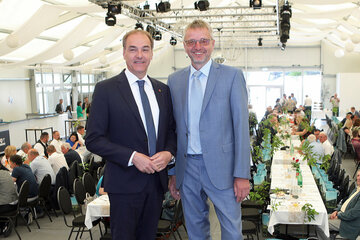 Landesrat Dr. Leonhard Schneemann mit dem Landesobmann der Burgenländischen Amtfrauen und Amtmänner Peter Pohl (v.l.).