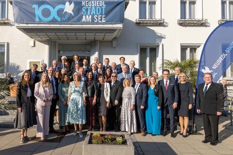 In Neusiedl am See wurde am Samstag das 100-jährige Jubiläum der Erhebung zur Stadt mit einer Festsitzung des Gemeinderates und einer Gala in der Mittelschule Neusiedl am See gefeiert.