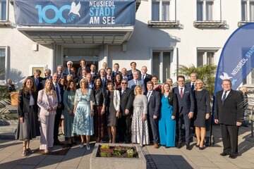 In Neusiedl am See wurde am Samstag das 100-jährige Jubiläum der Erhebung zur Stadt mit einer Festsitzung des Gemeinderates und einer Gala in der Mittelschule Neusiedl am See gefeiert.