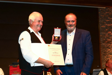 Landeshauptmann Hans Peter Doskozil dankte Werner Wendelin für sein musikalisches Lebenswerk und überreichte das Goldene Ehrenzeichen des Landes Burgenland