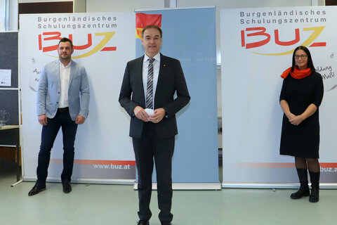 BUZ-Neutal-Geschäftsführer Christian Vlasich, Pflegeheim-Betreiber Franz Drescher, Landesrat Dr. Leo Schneemann, AMS-Oberpullendorf-Leiterin Jutta Mohl und Anlehre-Absolventin Andra Rozenits, die im Pflegezentrum Neutal nun eine Ausbildung absolviert.