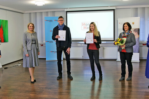 Bildungsdirektor Mag. Heinz Josef Zitz, Bildungslandesrätin Mag.a (FH) Daniela Winkler und Mag.a Susanne Wendler, Vorstand UniCredit Bank Austria, Unternehmerbank, bei der Zertifikatsübergabe an die BHAK Eisenstadt.