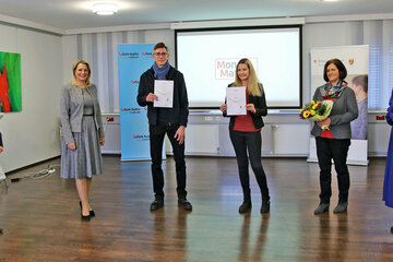 Bildungsdirektor Mag. Heinz Josef Zitz, Bildungslandesrätin Mag.a (FH) Daniela Winkler und Mag.a Susanne Wendler, Vorstand UniCredit Bank Austria, Unternehmerbank, bei der Zertifikatsübergabe an die BHAK Eisenstadt.