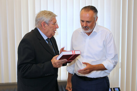 „Mit Österreich verbunden“: Historiker Gerald Schlag überreichte Landeshauptmann Hans Peter Doskozil die Neuauflage seines Buchs „Aus Trümmern geboren: Burgenland 1918-1921“