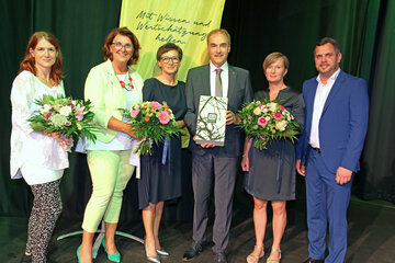 Claudia Hofmann, MA, Generalsekretärin Lebenswelt Heim – Bundesverband der Alten- und Pflegeheime Österreichs, DAS Petra Prangl, MBA, Geschäftsführerin Burgenländische Pflegeheim Betriebs GmbH, Maria Eresheim, MBA, Vorstandsmitglied Pflege.Kraft.Burgenland und Pflegedienstleitung Arbeitersamariterbund Burgenland, Soziallandesrat Dr. Leonhard Schneemann, Claudia Prenner, Vorstandsmitglied Pflege.Kraft.Burgenland und Geschäftsführerin Haus St. Vinzenz, und Franz Drescher, Vorsitzender Pflege.Kraft.Burgenland – Arbeitsgemeinschaft für HeimleiterInnen und PflegedienstleiterInnen im Burgenland.