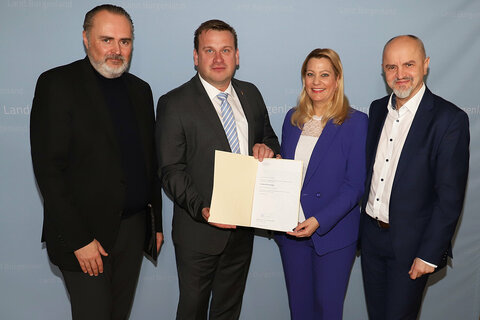 Landeshauptmann Hans Peter Doskozil, Landesrätin Daniela Winkler und Bildungsdirektor Heinz Josef Zitz (v.l.) überreichten Bernd Hochwarter (2.v.l.) sein Dekret.