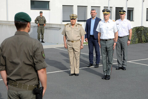 Einzug mit Landesrat Mag. Heinrich Dorner (hinten), sowie Kommandant Oberst Christian Luipersbeck, "CSIM"-Präsident Österreichs, Brigadier Mag. Gernot Gasser und General Omar Guerriche aus Algerien.