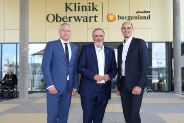 Landeshauptmann Hans Peter Doskozil mit der Bauteam-Leitung, Christian Hofstädter (li.) und Josef Strohmaier (re.)