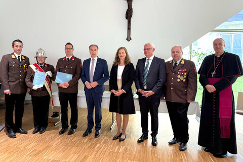 Diözesanbischof Ägidius J. Zsifkovics, LR Dr. Leonhard Schneemann, LH-Stiv.in Anja Haider-Wallner, Eisenstadts Bürgermeister LAbg. Mag. Thomas Steiner, Reinhold Hübner, Bezirksfeuerwehrkommandant Stadt Eisenstadt, und sein Stellvertreter Rainer Schwarz bei den Feuerwehrehrungen.