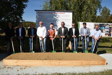 Mit einem Spatenstich gaben Infrastrukturlandesrat Heinrich Dorner, Bürgermeister Willibald Herbst und Gruppenvorstand Josef Wagner gemeinsam mit Vertretern der Behörden und ausführenden Baufirmen den Startschuss für ein Hochwasserschutz-Projekt in der Gemeinde Weichselbaum