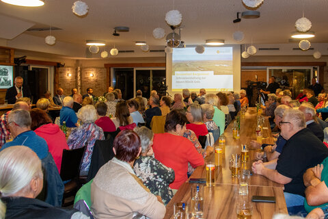 Das Interesse der Bevölkerung an den Fortschritten des Klinikprojekts Gols war groß.