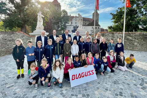 Gemeinsam mit Bildungsdirektor Heinz Josef Zitz, Thomas Blaguss, dem Standortleiter der Friedensburg Schlaining Norbert Darabos und der 3. und 4. Volksschulklasse aus Stadtschlaining hat Landeshauptmann Hans Peter Doskozil symbolisch alle Schülerinnen und Schülern des Landes herzlich eingeladen, das Angebot zu nutzen