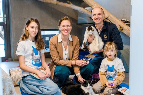 LH-Stv.in Anja Haider-Wallner und Geschäftsführer Wolfgang Böck mit zwei jungen Teilnehmerinnen