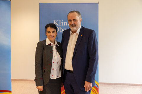 Landeshauptmann Doskozil mit der neuen ärztlichen Direktorin der Klinik Oberwart, Veronika Matzi.