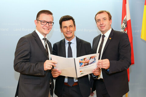 Soziallandesrat Christian Illedits (m.) informierte gemeinsam mit LAbg. KO Géza Molnár (li.) und LAbg. Christian Drobits (re.) über die Eckpfeiler der Neuerungen im Burgenländischen Sozialhilfegesetz