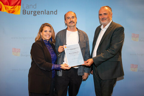 Förderpreis Bildende Kunst: Landeshauptmann Hans Peter Doskozil mit Ralo Mayer und Claudia Priber, Abteilungsvorständin Abt. 7 Kultur