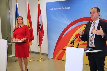 Soziallandesrat Dr. Leonhard Schneemann und Bildungslandesrätin Mag.a (FH) Daniela Winkler: Mit der neuen Schulform "Höhere Lehranstalt für Sozialbetreuung und Pflege" in Pinkafeld ist das Burgenland österreichweit wieder einen Schritt voraus.