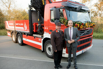 Landesrat Dr. Leonhard Schneemann mit Feuerwehrkommandant Hauptbrandinspektor (HBI) Herbert Binder (v.r.) vor dem neuen Versorgungsfahrzeug mit Kran der Freiwilligen Feuerwehr Markt Allhau.