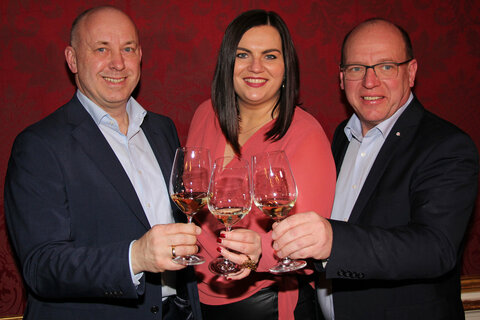 Landeshauptmann-Stellvertreterin Mag.a Astrid Eisenkopf, Andreas Liegenfeld, Präsident des burgenländischen Weinbauverbandes, Georg Schweitzer, Geschäftsführer Wein Burgenland, und Emmerich Knoll, Obmann der Vereinigung „Vinea Wachau“, bei der Wein Burgenland Präsentation in der Wiener Hofburg