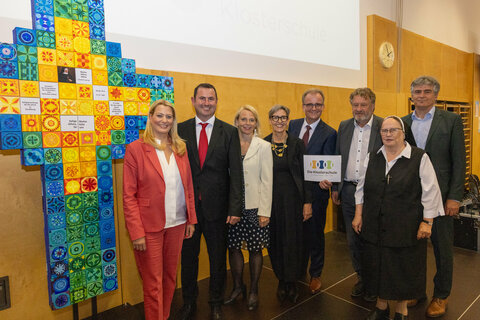Gruppenbild (vlnr.) Landesrätin Daniela Winkler, Sascha Baumgartner (Direktor Volksschule), Martha Mikulka (GF, VOSÖ), Maria Habersack (Vorstandsvorsitzende der VOSÖ), Wolfgang Borbely (Direktor Mittelschule), Alfred Lehner (Bildungsdirektor Burgenland), Johanna Vogl (Generaloberin), Werner Zwickl (SQM, Bildungsdirektion Burgenland).