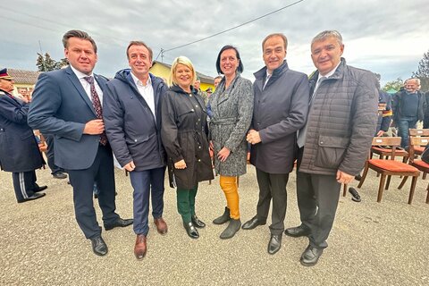 Landesrat Dr. Leonhard Schneemann (2.v.r.) mit Schandorfs Bürgermeister Bernhard Herics, MA, BA, Nationalrat Mag. Christian Drobits, Verteidigungsministerin Mag. Klaudia Tanner, Vizepräsidentin der Arbeiterkammer Burgenland, Bianca Graf und Walter Temmel, 2. Landtagspräsident des Burgenländischen Landtages (v.l.) bei der Angelobung in der Gemeinde Schandorf.