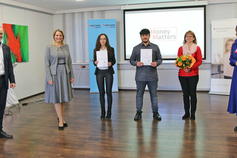 Bildungsdirektor Mag. Heinz Josef Zitz, Bildungslandesrätin Mag.a (FH) Daniela Winkler und Mag.a Susanne Wendler, Vorstand UniCredit Bank Austria, Unternehmerbank bei der Zertifikatsübergabe an die BHAK Mattersburg.