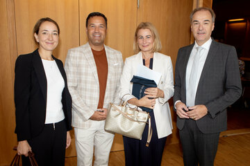 Landesrat Dr. Leonhard Schneemann (r.), eröffnete den Burgenländischen Ärztetag 2025 in Raiding. Mit ihm am Foto: Präsident Dr. Christian Toth (2.v.r., Facharzt für Innere Medizin, Facharzt für Allgemeinmedizin und Familienmedizin, Krankenhaus der Barmherzigen Brüder Eisenstadt) sowie Priv.-Doz.in Dr.in Elisabeth Schwaiger, PhD (Abteilung für Neurologie und Dialyse, Universitätsklinik für Innere Medizin III, Medizinische Universität Wien und Universitätsklinik für Innere Medizin II, Kepler Universitätsklinikum Linz) und Dr.in Astrid Toth (Leiterin des Schlaflabors, Krankenhaus der Barmherzigen Brüder Eisenstadt) (v.l.).