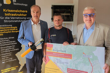 Landesrat Dr. Leonhard Schneemann mit Kommandant Abschnittsbrandinspektor (ABI) Philipp Rath von der Freiwilligen Feuerwehr Oberwart und Breitbandkoordinator Burgenland DI Georg Podebradsky, MBA (v.l.).