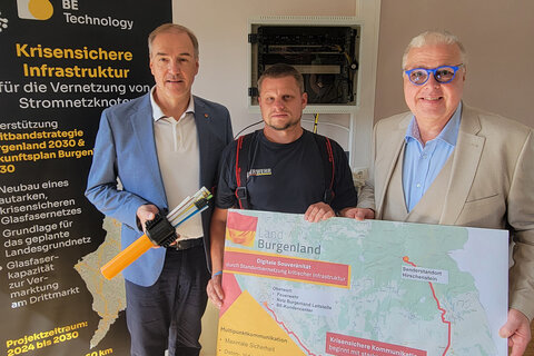 Landesrat Dr. Leonhard Schneemann mit Kommandant Abschnittsbrandinspektor (ABI) Philipp Rath von der Freiwilligen Feuerwehr Oberwart und Breitbandkoordinator Burgenland DI Georg Podebradsky, MBA (v.l.).