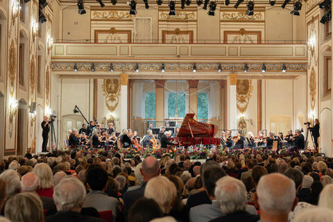 Im Schloss Esterhazy wurde am Mittwochabend das Herbstgold Festival 2025 mit einem Konzert des Chamber Orchestra of Europe unter der Leitung von Sir András Schiff eröffnet.