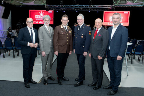 Feuerwehrreferent Landesrat Mag. Heinrich Dorner (r.) eröffnete die Signal112 gemeinsam mit Bürgermeister Georg Rosner, Geschäftsführer Markus Tuider (Burgenland Messe), Präsident Robert Mayer, MSc (Österreichischer Bundesfeuerwehrverband), Präsident Karl-Heinz Banse (Deutscher Feuerwehrverband) und Geschäftsführer Manfred Hommel (Neue Messe Fulda) (v.l.).