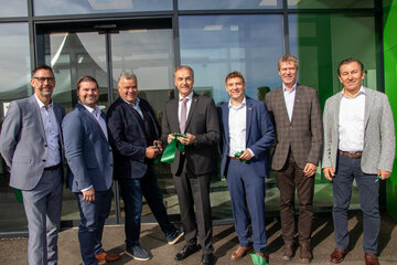 Austria-Pet-Food-CEO Mag. Bernd Berghofer, Pöttelsdorfs Bürgermeister Christian Kurz, APF-Eigentümer Mag. Otto Bruckner, Landesrat Dr. Leonhard Schneemann, Austria-Pet-Food-COO Mag. Andreas Obermayr, IV-Burgenland-Präsident DI Christian Strasser und APF-Eigentümer DI Michael Hehn eröffneten die neue Werkserweiterung auf dem Gelände von Austria Pet Food.
