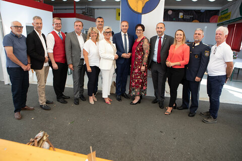 Landesrat Dr. Leonhard Schneemann (6.v.r.) mit Bürgermeister Ing. Harald Kahr (4.v.r.), den Vizebürgermeistern Ing. Lukas Faulhammer und Mag.a Olivia Kaiser sowie Ortsvorsteherin Klaudia Fritz und weiteren politischen Vertreterinnen und Vertretern sowie Ehrengästen beim Festakt in Miedlingsdorf.
