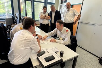 Landesfeuerwehrkommandant-Stv. Harald Nakovich, Landesrat Heinrich Dorner, Landesfeuerwehrkommandant Franz Kropf, Prüfling Siegfried Fasching, Prüfer Josef Schöll und Wolfgang Oberndorfer