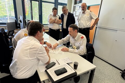 Landesfeuerwehrkommandant-Stv. Harald Nakovich, Landesrat Heinrich Dorner, Landesfeuerwehrkommandant Franz Kropf, Prüfling Siegfried Fasching, Prüfer Josef Schöll und Wolfgang Oberndorfer