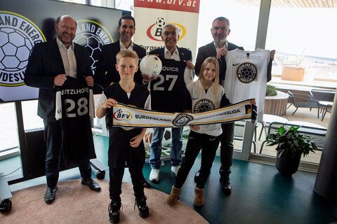 BFV-Präsident Mag. Hannes Wutzlhofer LL.M., Mag. Dr. Stephan Sharma, CEO der Burgenland Energie, BFV Burgenlandliga-Obmann Josef Pekovics und Sportlandesrat Mag. Heinrich Dorner mit zwei Kindern, die den neuen Burgenland Energie Landesliga-Schal präsentierten.