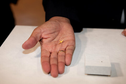 Original-Origami auf der Hand von Norbert Darabos.