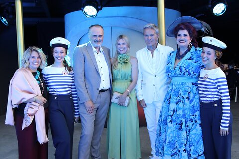 Claudia Priber, Landeshauptmann Hans Peter Doskozil, Julia Doskozil, Alfons Haider, Hauptdarstellerin Friederike Meinke und Ensemble Damen